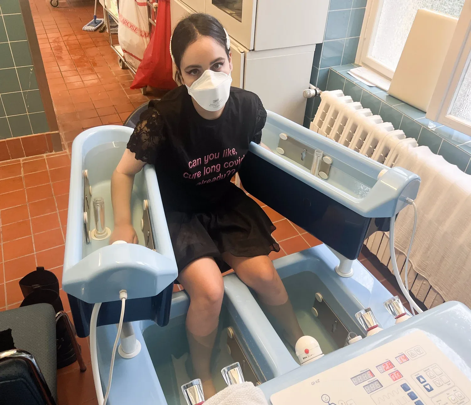 A Berlin Buyers Club member using a strange water bath contraption for one’s extremities at a health clinic. This treatment does not help.
